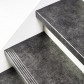 Stepwood Traprenovatie set - 2 kwart draai - 13 treden SPC toplaag Beton zwart incl. witte stootborden