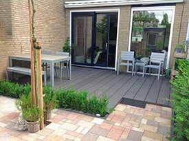 Composiet terras met een tuinset