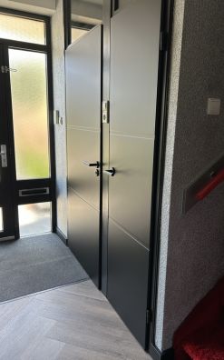 Hoogwaardig afgelakt - zwarte deur