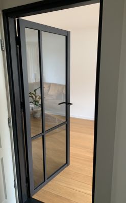 Hoogwaardig afgelakt - zwarte deur